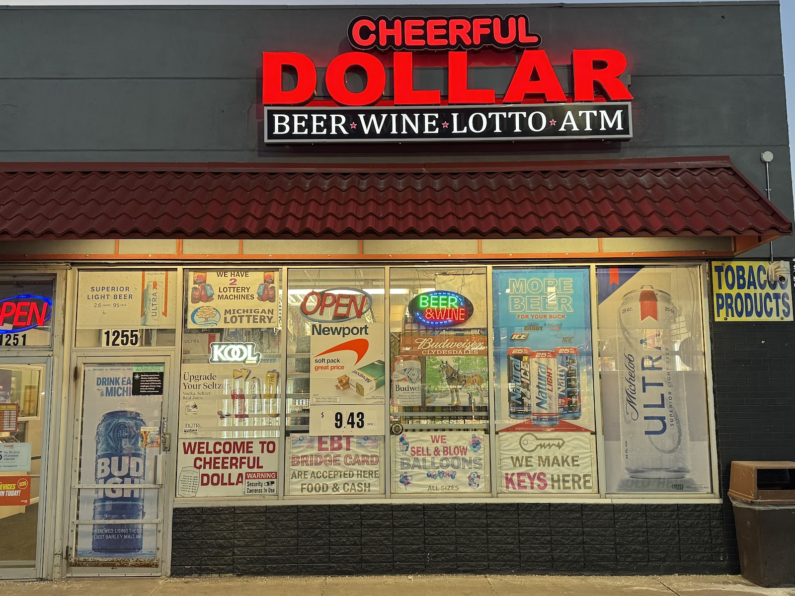 Cheerful Dollar Beer & wine — photo