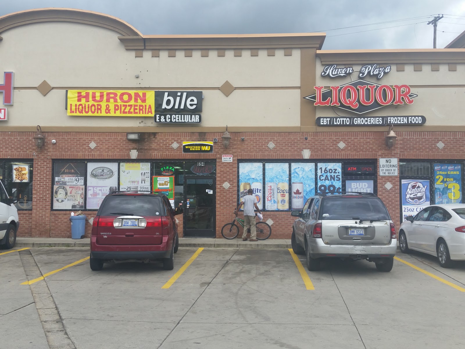 Huron Plaza Liquor Store in Pontiac