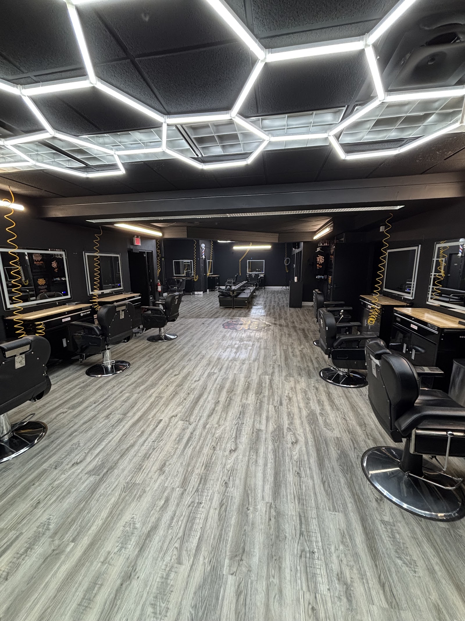 MAD BLENDZ BARBERSHOP & BARBER SUPPLY in Pontiac