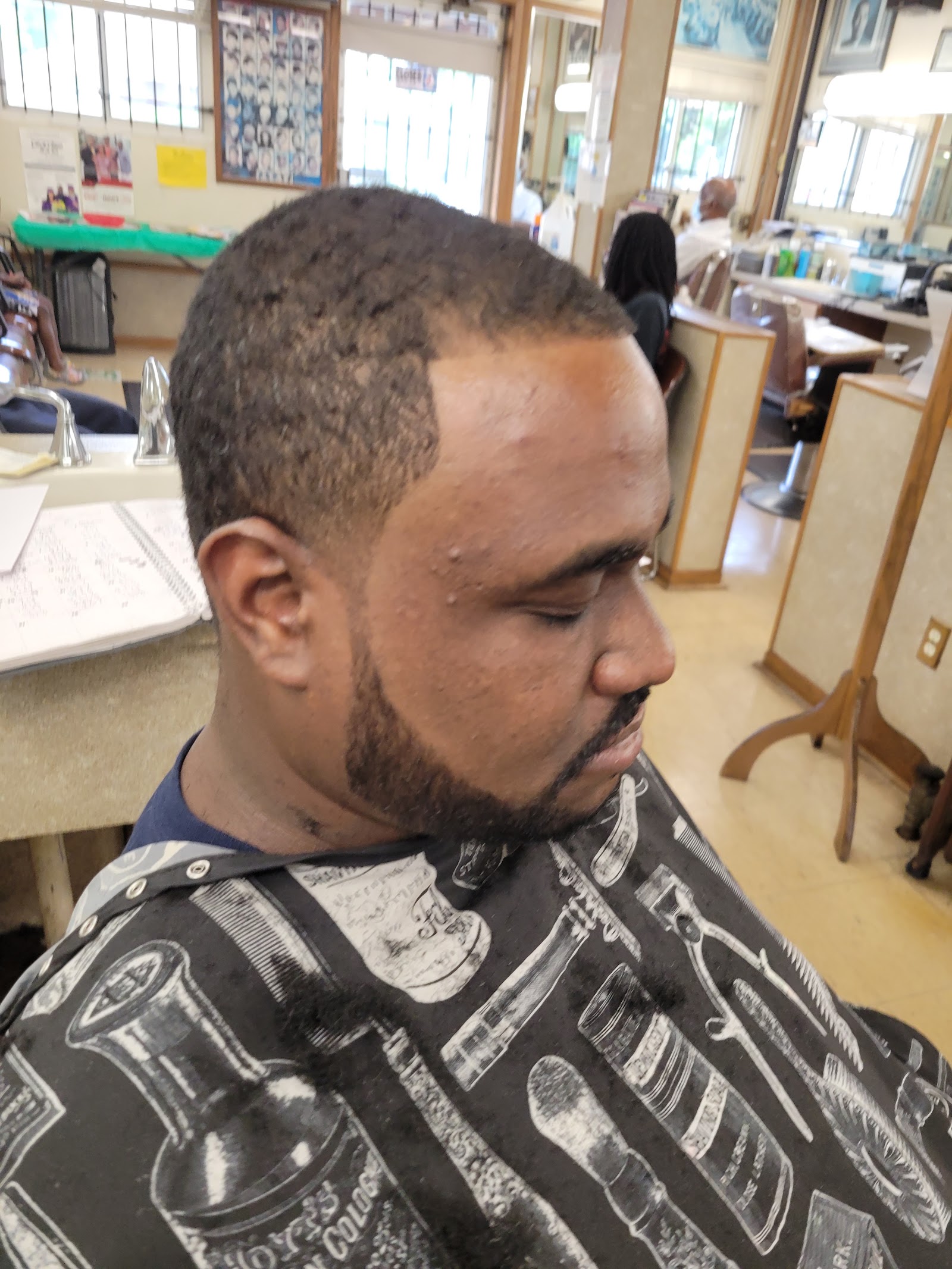 Willie's Barber & Beauty Shop in Pontiac